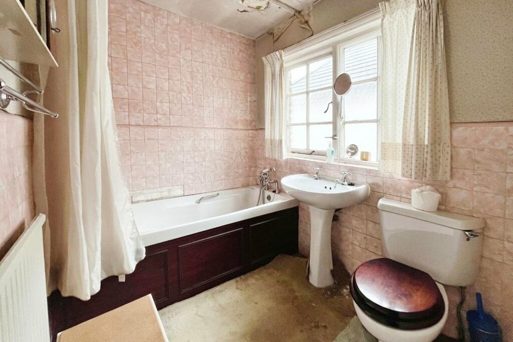 Bathroom before renovation